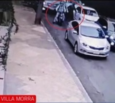 Motochorros atacan a sus víctimas a la salida de una financiera - Paraguay.com