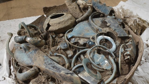 Hallan vasijas llenas de joyería, armas y herramientas en una necrópolis de 2800 años de antigüedad | Ñanduti