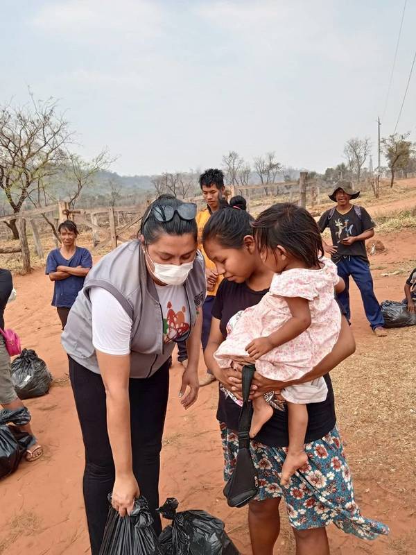 Personal sanitario brinda asistencia médica a familias afectadas por incendios forestales