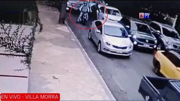 Motochorros aprovechan semáforo en rojo para llevarse G. 50 millones