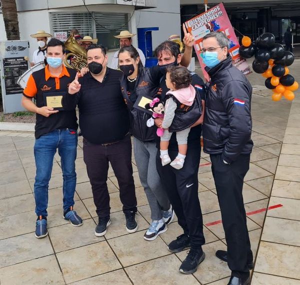 Merecido reconocimiento a Santos y Arcondo, campeones del Rally Do Sertoes - Automovilismo - ABC Color