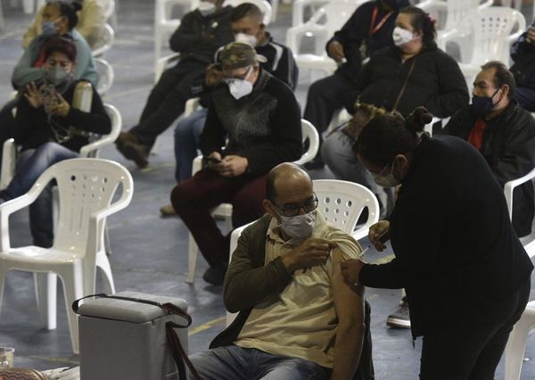 Advierten sobre una tercera ola covid que afectaría a adultos no vacunados - Nacionales - ABC Color