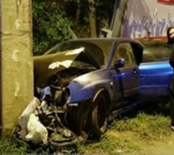 Motociclista queda herido de gravedad al ser embestido por un auto - Paraguay.com