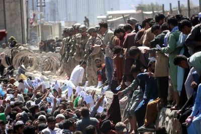 Crece la cifra de víctimas por los ataques del ISIS-K en Kabul: hay más de 100 muertos y una multitud volvió a aglutinarse en la entrada del aeropuerto