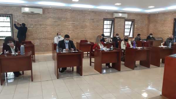 Concejales hacen esperar por más de dos horas a ciudadanos en la Junta - La Clave