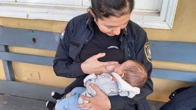 Poli amamantó a bebé de presa y enterneció al rollo