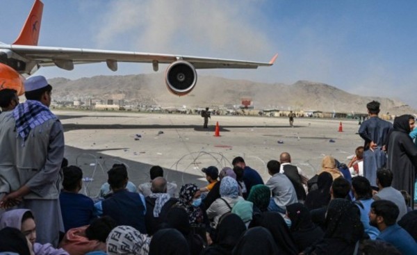 Más de 100 muertos tras doble ataque suicida en aeropuerto de Kabul