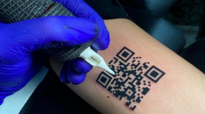 Estudiante italiano se vuelve viral luego de tatuarse el código QR de su pasaporte covid
