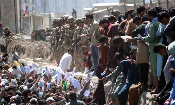 Crece la cifra de víctimas por los ataques del ISIS-K en Kabul: hay más de 100 muertos y una multitud volvió a aglutinarse en la entrada del aeropuerto – Prensa 5