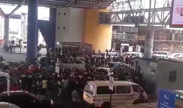 Mototaxistas atropellan zona primaria del Puente de la Amistad