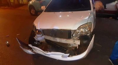 Joven choca contra dos camionetas de la ANDE - ABC en el Este - ABC Color