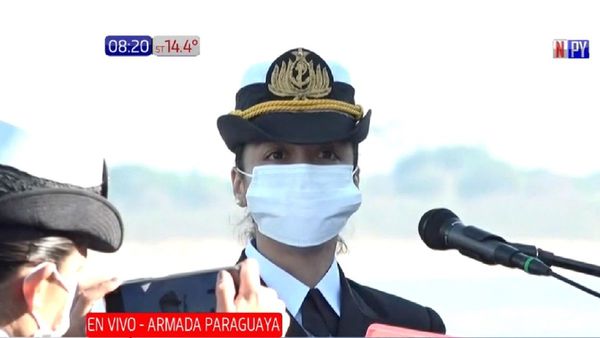 Asume primera mujer como comandante de un buque de la Armada Paraguaya