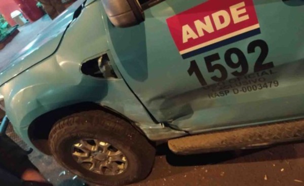 Perdió el control de su vehículo y chocó contra camionetas de la ANDE