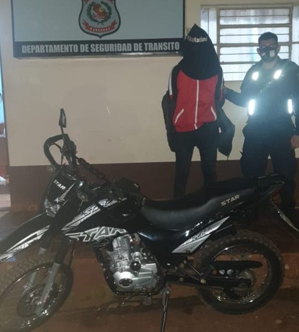 Detienen a sujeto que tenía en su poder moto robada a un policía
