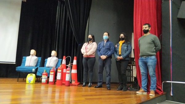 Directivos y funcionarios de la UNE se capacitan en casos de emergencias