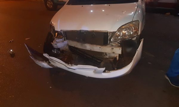 Perdió el control de su vehículo y chocó contra dos camionetas de la ANDE