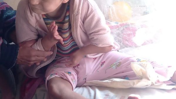 Vende churros para pagar pagar el tratamiento de su hija enferma