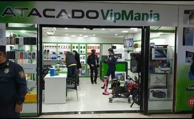Clausuran local comercial tras estafa a turista