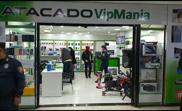 Clausuran local comercial tras estafa a turista