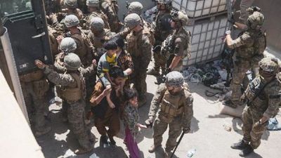 Reanudan evacuaciones tras atentado en aeropuerto de Kabul