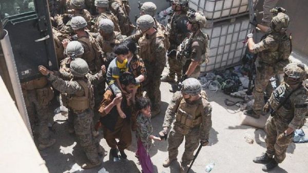 Reanudan evacuaciones tras atentado en aeropuerto de Kabul