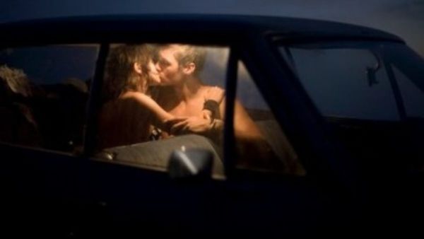 Hacer "el delicioso" en el auto: ¿en qué casos te pueden llevar preso?