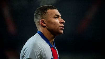 Suspense en Francia por el futuro de Mbappé y expectativa por debut de Messi