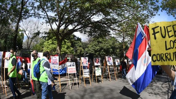 Realizan un "corruptour" frente al Palacio de Justicia