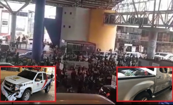 Mototaxistas destrozan camionetas de Aduanas por enojo ante reductores