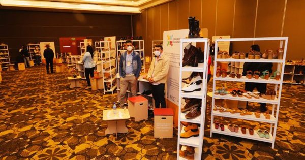 La Nación / Con buena participación de mipymes se desarrolla la Expo Nacional de Calzados y Marroquinería