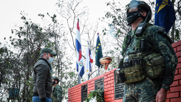 Mario Abdo Benítez rinde homenaje a militares caídos en el Norte