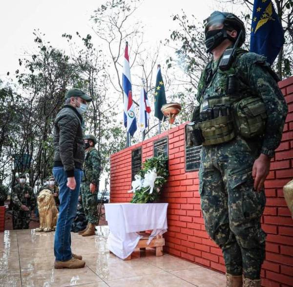 “Nuestra democracia tiene amenazas permanentes”: Abdo en homenaje a los militares caídos