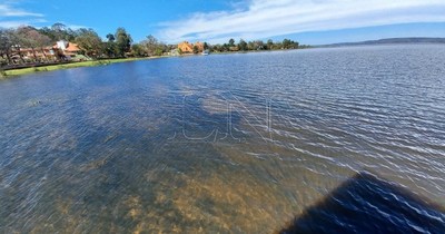 La Nación / El lago Ypacaraí está apto para uso recreativo, pero requiere habilitación municipal
