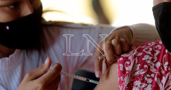 La Nación / No vacunados tienen el doble de posibilidades de reinfectarse con COVID