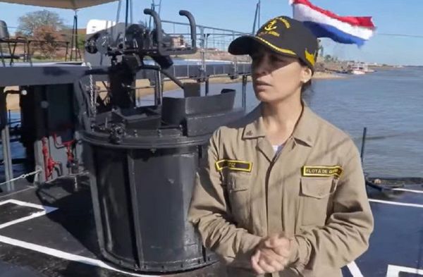 Asume primera mujer como comandante de un buque de la Armada Paraguaya