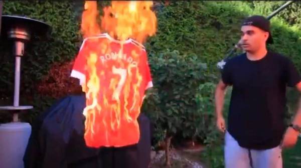 Hincha quema camiseta de Cristiano Ronaldo pensando que se iba al Manchester City (Video)