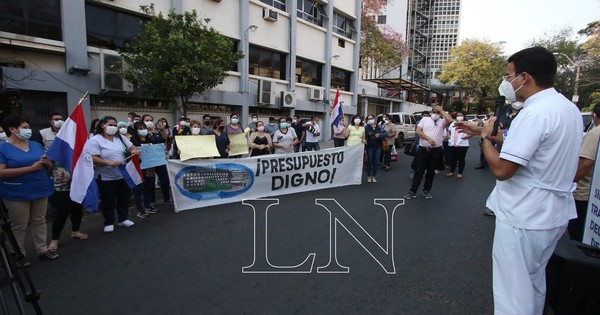 La Nación / Diputado propone reducir la carga horaria y salario justo para médicos