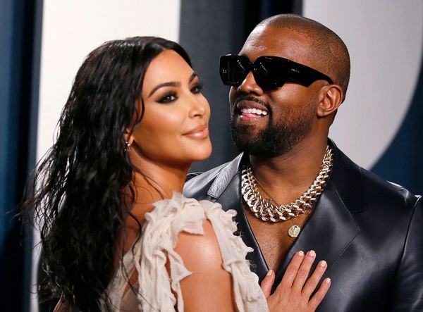 ¿What? Kim Kardashian apareció vestida de novia en el concierto de Kanye West (Video)