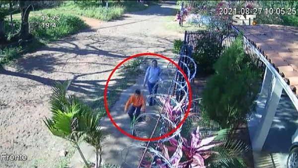 Caminaba con su hijo y la asaltaron motochorros - SNT