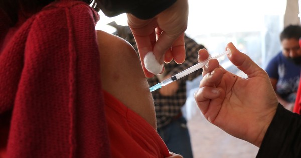 La Nación / El 0,06% de personas inmunizadas reportó algún efecto adverso