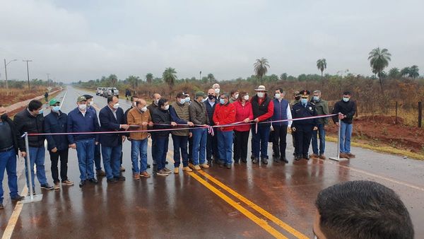 Inauguran obra vial en zona donde opera grupo armado