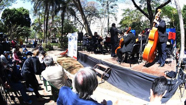 Con música celebran  Día de la Guarania  en plaza pública