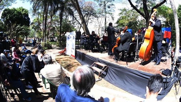 Con música celebran Día de la Guarania en plaza pública