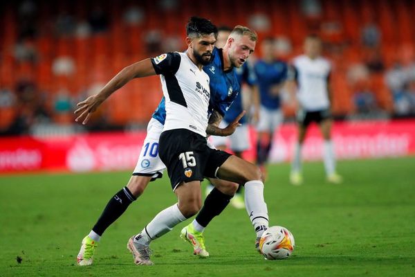 Valencia de Alderete golea 3-0 al Alavés - Fútbol - ABC Color