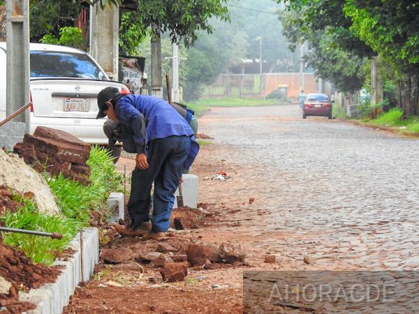 Lento avance de REGULARIZACION ASFALTICA con tufo a negociado en FRANCO