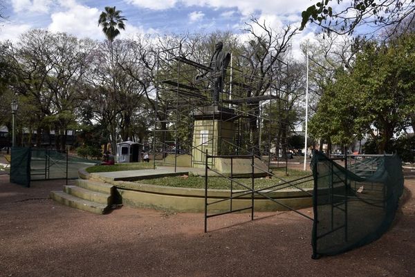Piden retirar esculturas en mal estado de las plazas asuncenas - Nacionales - ABC Color