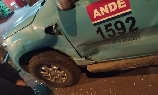 Perdió control de su vehículo y chocó contra dos camionetas de la ANDE – Diario TNPRESS