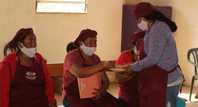 Mujeres indígenas aprenden sobre elaboración de alimentos en Neuland