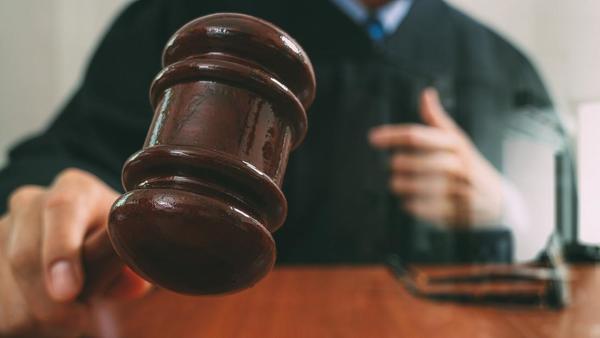 Un juez ordena a una pareja indemnizar a su hijo con 45.000 dólares tras deshacerse de su "tesoro de pornografía y juguetes sexuales" – Prensa 5