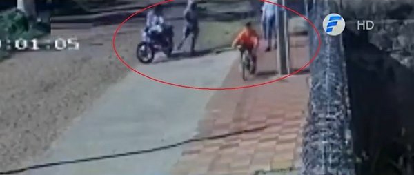 Motochorros atacan a una mujer y a su hijo | Noticias Paraguay